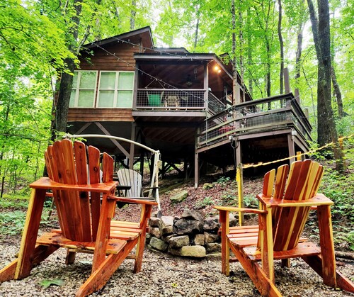 Eagle Treehouse: Hot Tub, Fireplace, and Outdoor Firepit!