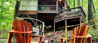 Eagle Treehouse: Hot Tub, Fireplace, and Outdoor Firepit!