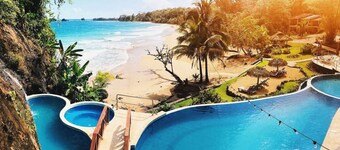 Luxury Oceanfront 4BR / 5 Bath Villa with Infinity Pool 