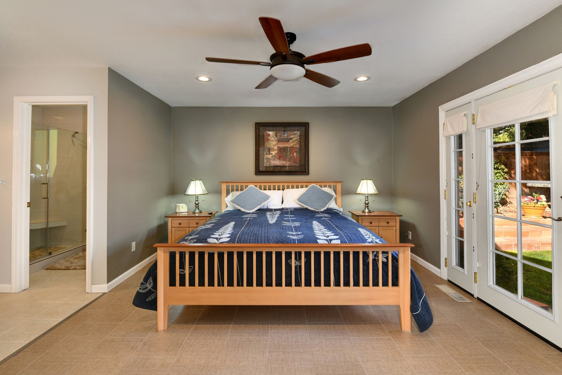 3 bedrooms, desk, iron/ironing board, travel crib