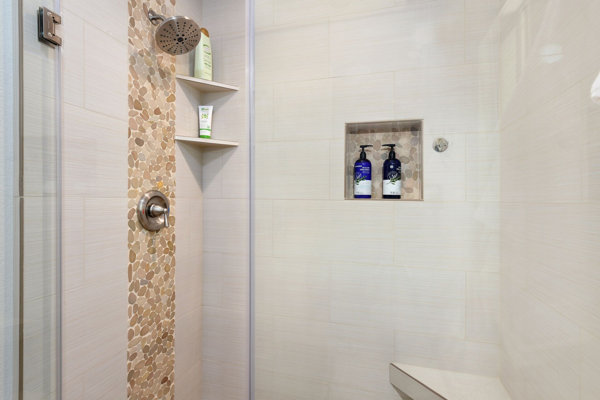 Baignoire, sèche-cheveux, serviettes fournies, savon