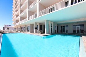 Una piscina al aire libre