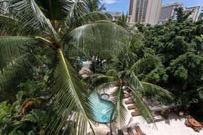 Outdoor pool - Bamboo Queen Studio⛱ 2blocks to Waikiki Beach w/Pool& kitchenette🌡HOT Location! (Honolulu)