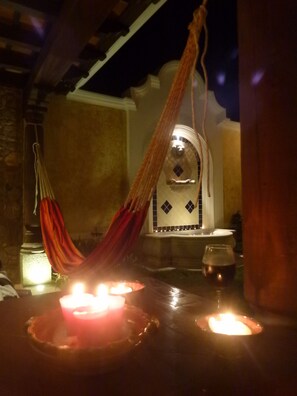 Shower, hair dryer, towels, soap - Apartamentos los Nazarenos PRIVATE APT 1 - heated swimming pool, jacuzzi and gym (Antigua Guatemala)