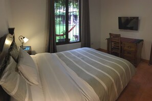 2 bedrooms, in-room safe, desk, iron/ironing board