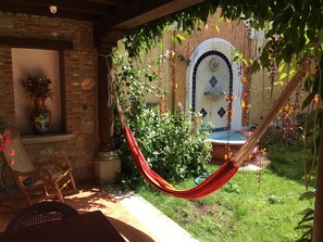 Property grounds - Apartamentos los Nazarenos PRIVATE APT 1 - heated swimming pool, jacuzzi and gym (Antigua Guatemala)