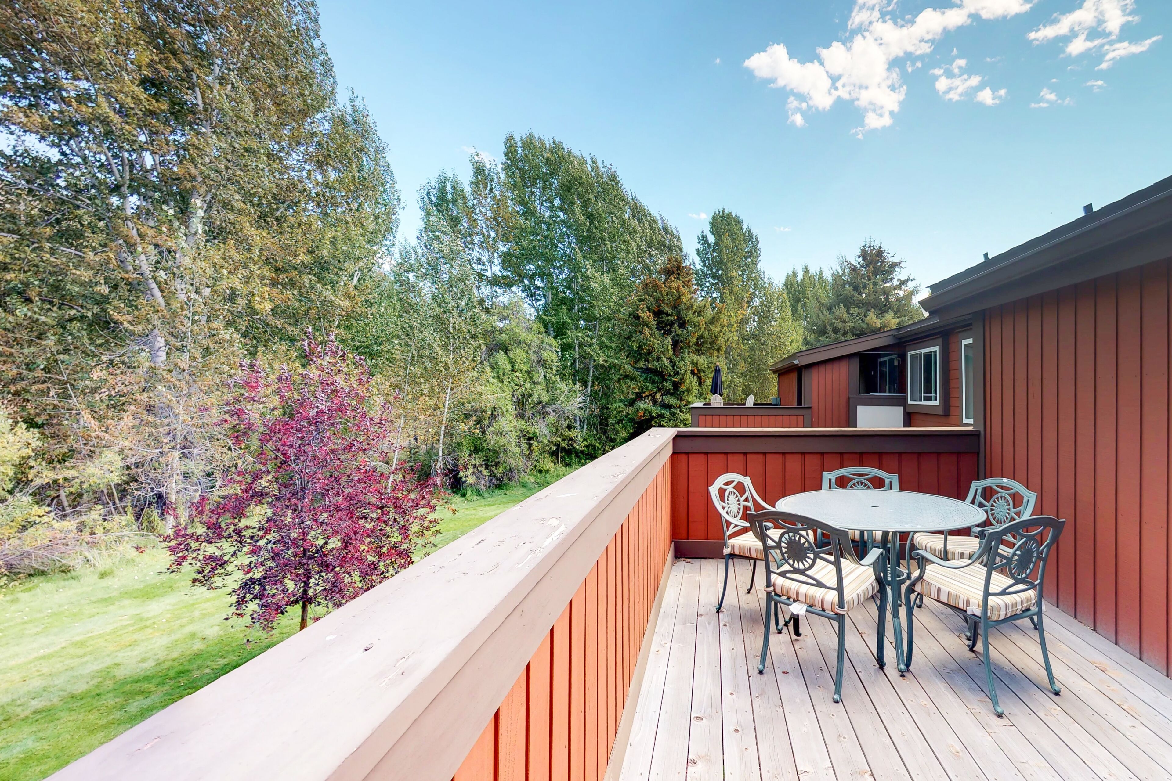 Intimate corner studio w/ area skiing nearby, as well as shopping/dining