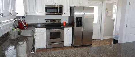 Mikrovågsugn, ugn, spishäll och diskmaskin