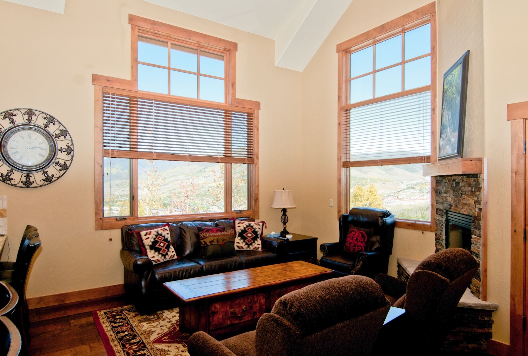 Smart TV, fireplace, books, stereo