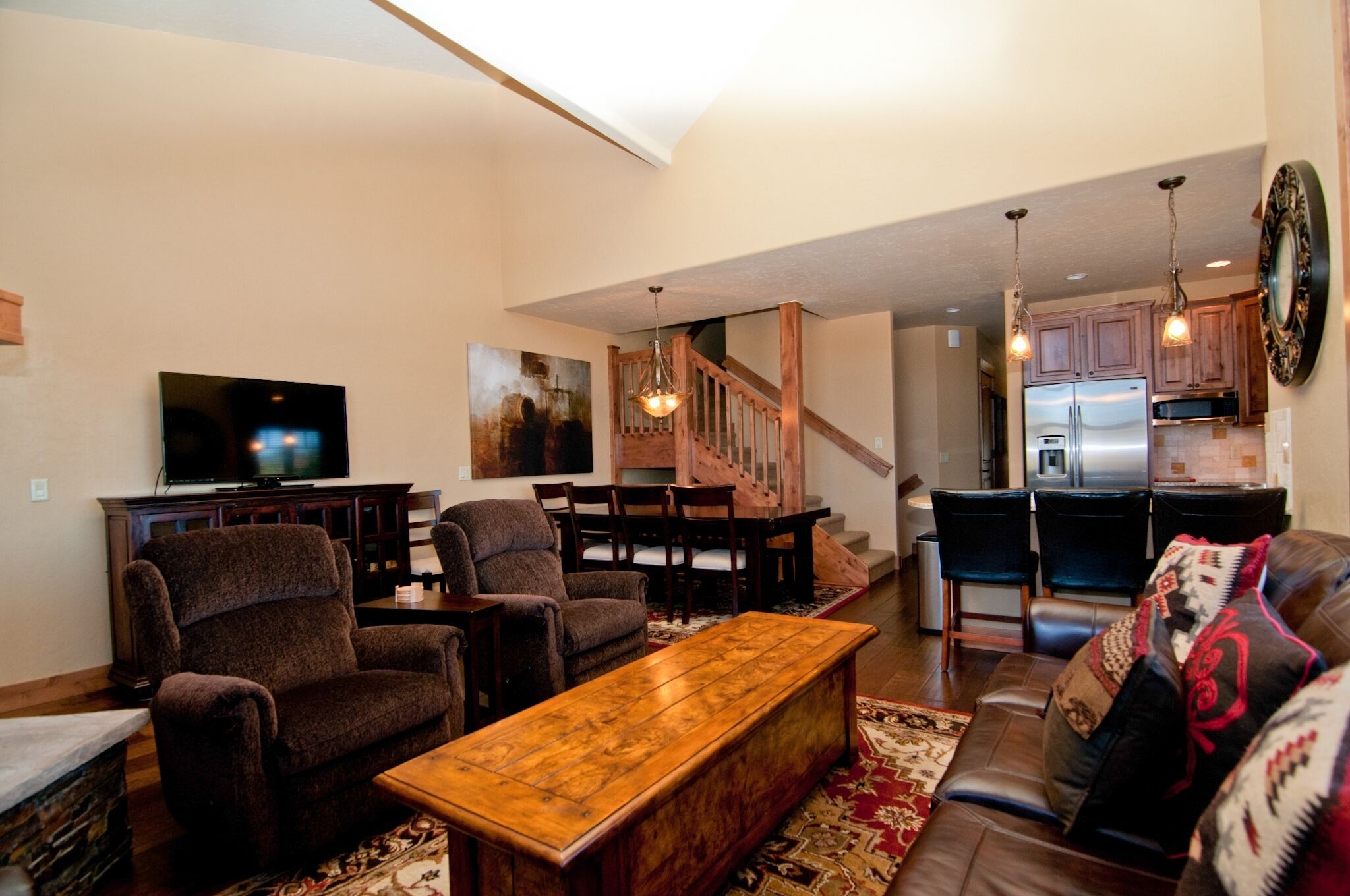 تلفزيون ذكي، مدفأة، كُتُب، ستيريو