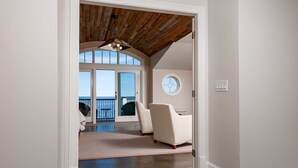 Eine Treppe führt zu einem Balkon mit Blick auf das Meer.