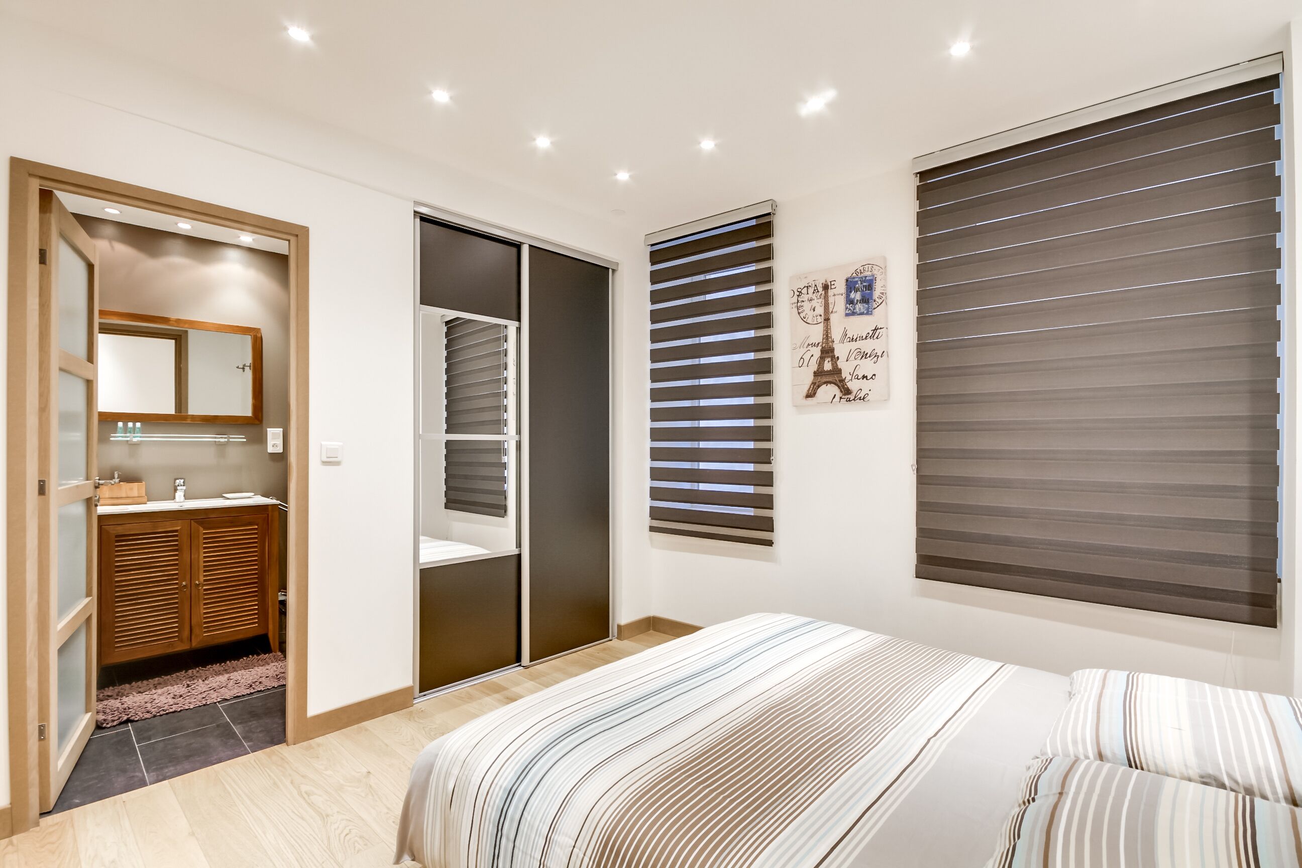 3 bedrooms, desk, iron/ironing board, travel crib