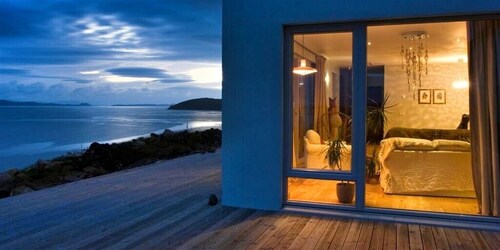 Luxuriöse, abgeschiedene, preisgekrönte Highland Eco-Lodge, Panorama-Whirlpool mit Meerblick