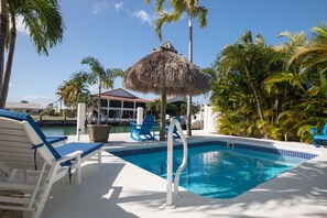A heated pool - Flamingo Nook. Renovated, Private Pool, Canal & Cabana Club Access! (Key Colony Beach)