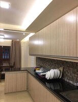 Refrigerador, microondas, placa de cocina, cafetera/tetera