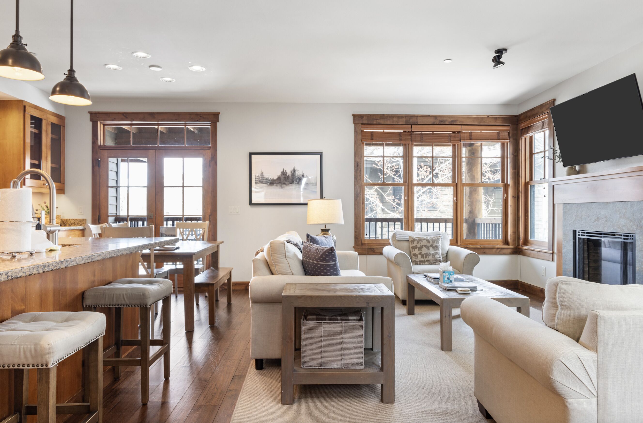 Smart TV, fireplace