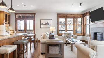 Smart TV, fireplace