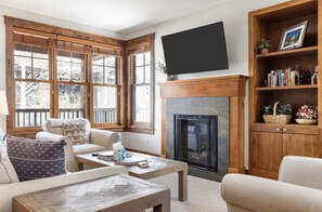 Een smart-tv en een open haard