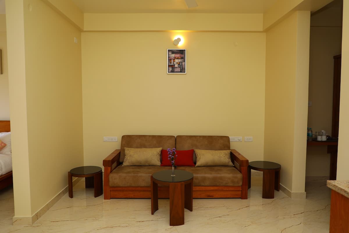 Room, 2 Bedrooms | Living area