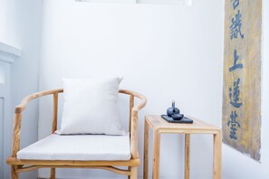 Minibar, in-room safe, desk, blackout curtains - U Hotel Xintiandi (Shanghai)