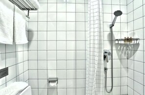 Shower, free toiletries, hair dryer, slippers - U Hotel Xintiandi (Shanghai)