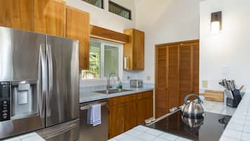 Jääkaappi, mikroaaltouuni, uuni, liesi