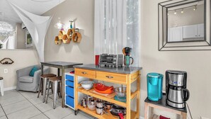 Une cuisine compacte dotée d’un îlot central, d’un coin repas et d’un espace cuisine.