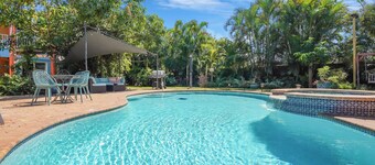 artistic/uplifting, pool/spa, large garden, walking distance to beach/ town  