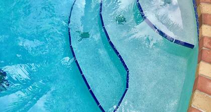 artistic/uplifting, pool/spa, large garden, walking distance to beach/ town