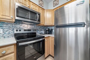 Kjøleskap, mikrobølgeovn, ovn og kokeplater