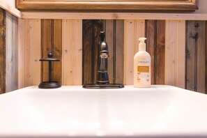 Combined shower/tub, hair dryer, towels