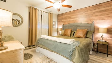 3 habitaciones, escritorio y tabla de planchar con plancha