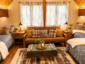 3 bedrooms, desk, iron/ironing board, travel crib - Private Hot Tub in the Pines in North Lake Tahoe (Carnelian Bay)
