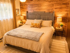 3 chambres, bureau, fer et planche à repasser, lit de bébé portatif
