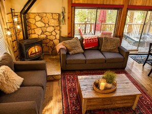 Smart TV, chimenea y libros