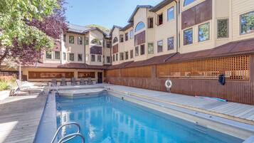 Alberca al aire libre y alberca climatizada