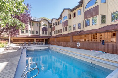 2BD/2BA Condo in Town of Telluride, Sleeps 6, Garage, Heated Pool, Hot Tub