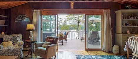 TV, fireplace, DVD player, books