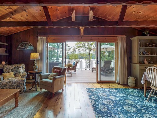 Beautiful Lakefront Escape - Book Your Fall Foliage GetAway!