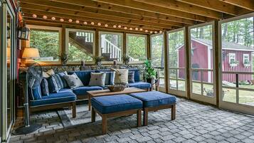 Televisión, chimenea, reproductor de DVD, libros