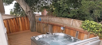 Cozy Private Beach Bungalow, New Hot Tub,  1 Dog ok, 3 short Blocks To Beach.