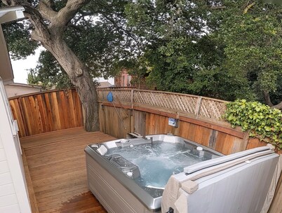 Cozy Private Beach Bungalow, New Hot Tub, 1 Dog ok, 3 short Blocks To Beach.