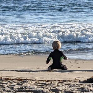 Vlak bij het strand, ligstoelen aan het strand