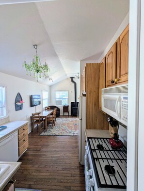 Een koelkast, een magnetron, een oven, een kookplaat