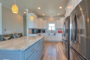 Fridge, microwave, oven, stovetop - Current Sea: Oceanfront 7BR house in Oak Island, sleeps 16, ideal for family fun! (Oak Island)