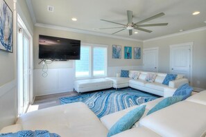 Smart TV, DVD player - Current Sea: Oceanfront 7BR house in Oak Island, sleeps 16, ideal for family fun! (Oak Island)