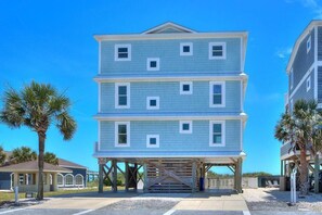 Exterior - Current Sea: Oceanfront 7BR house in Oak Island, sleeps 16, ideal for family fun! (Oak Island)
