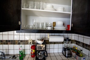 Réfrigérateur, four, cafetière/bouilloire
