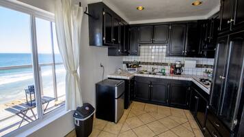 Een koelkast, een oven, een koffiezetapparaat/waterkoker