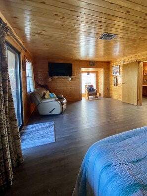 6 bedrooms, iron/ironing board, WiFi, bed sheets